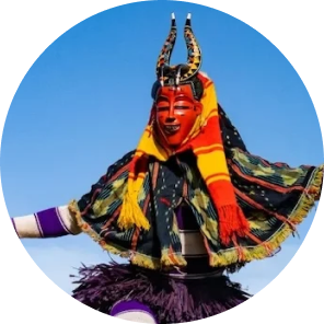 Un danseur masqué en costume traditionnel ivoirien
