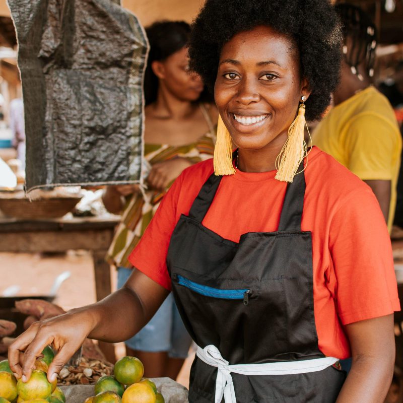 Une restauratrice souriante derrière son comptoir