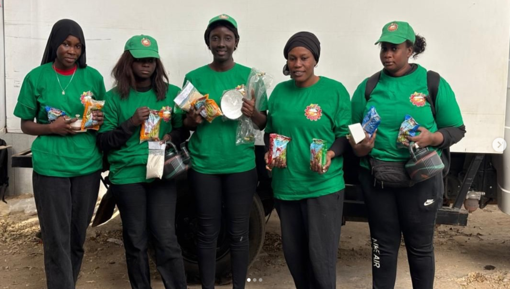 Six femmes en tenue verte présentent des produits transformés