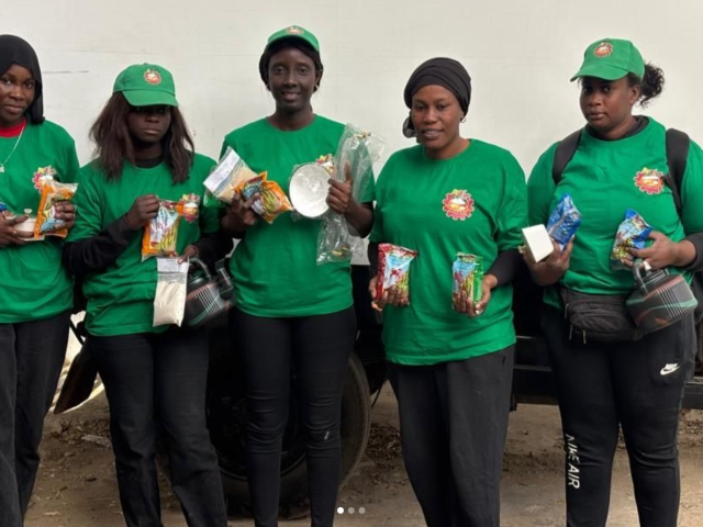 Six femmes en tenue verte présentent des produits transformés