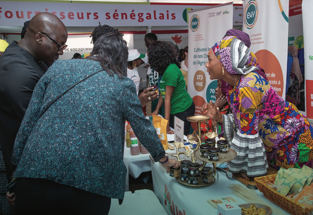 Des visiteurs découvrent des produits sur un stand de la foire
