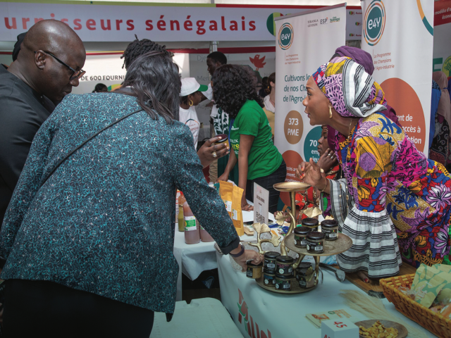 Des visiteurs découvrent des produits sur un stand de la foire