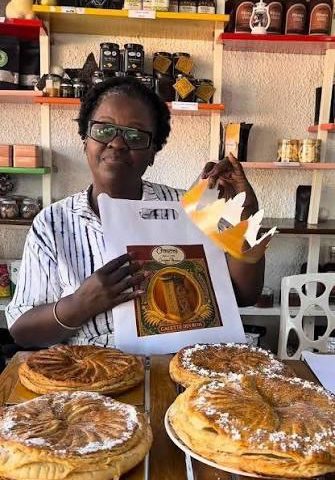 La promotrice d’Omani Pâtisserie présente ses créations