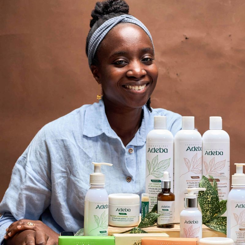 La fondatrice d’Adeba Nature devant sa gamme de cosmétiques