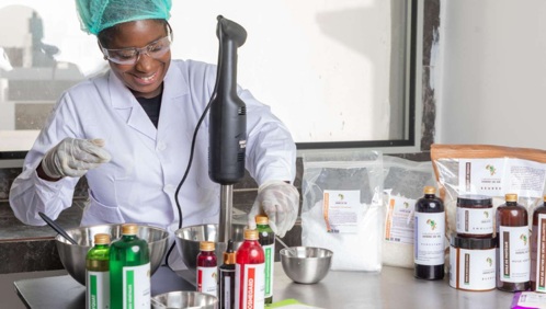 La promotrice d’Arbre de Vie Group prépare ses produits en atelier